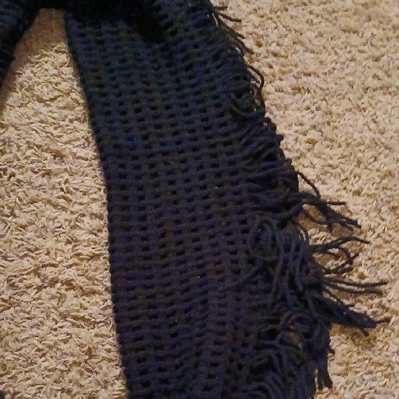 Elegant Black Fringe Scarf - Picture 3 of 4